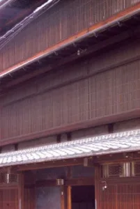 奈良県大和郡山市の旧川本邸（現・町家物語館）の木造二階建て外観と細かな格子戸