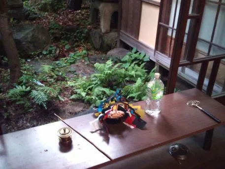 旧川本邸（町家物語館）の縁側に置かれた神事用のお供えと庭の緑、祓いの準備風景